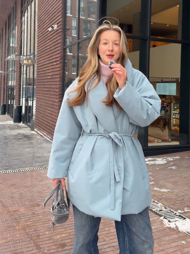 Manteau élégant en coton pour femme, col châle, à lacets, manches longues, veste matelassée pour femme, nouvelle collection hiver 2026, vêtement d'extérieur chaud et tendance pour femme.