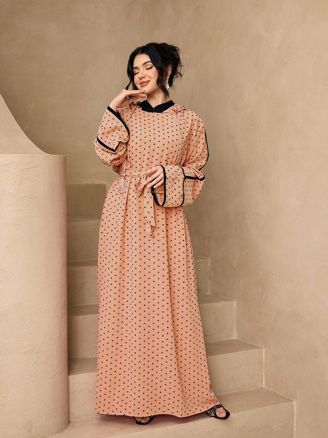 Robe longue Abaya à capuche à pois, avec bordure contrastante, manches évasées et ceinture intégrée, Kaftan modeste pour femmes musulmanes, tenue de tous les jours et de l'Aïd