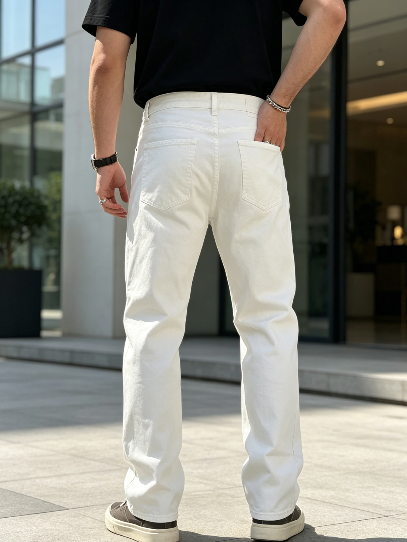 Jeans pour hommes de couleur blanc pur, style ample et large qui flattere les jambes, sensation haut de gamme