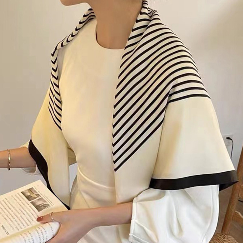 Écharpe en soie 100% à rayures géométriques noires et blanches pour femmes, foulard carré en satin de luxe, bandeau multifonctionnel, accessoires pour sac