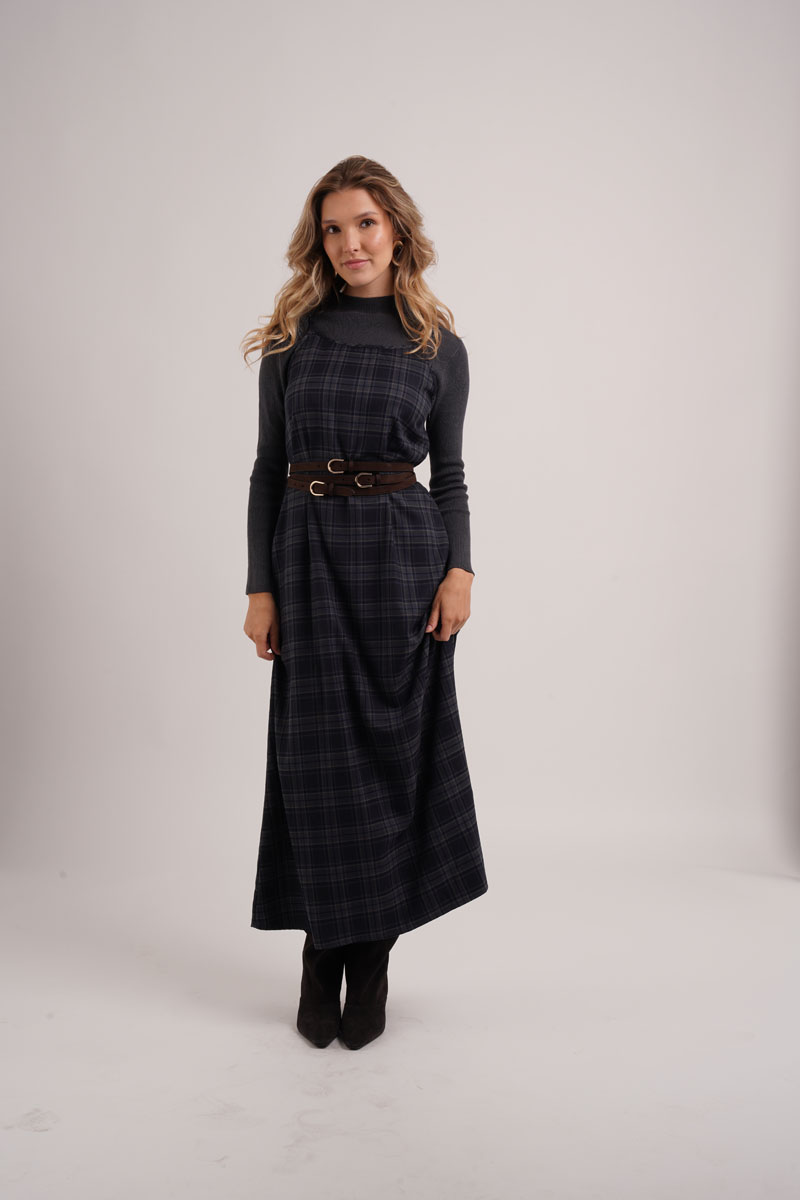 AS AW26 Robe nuisette à carreaux tendance assortie à un cardigan en maille à larges côtes et un haut à col montant en maille pour femme