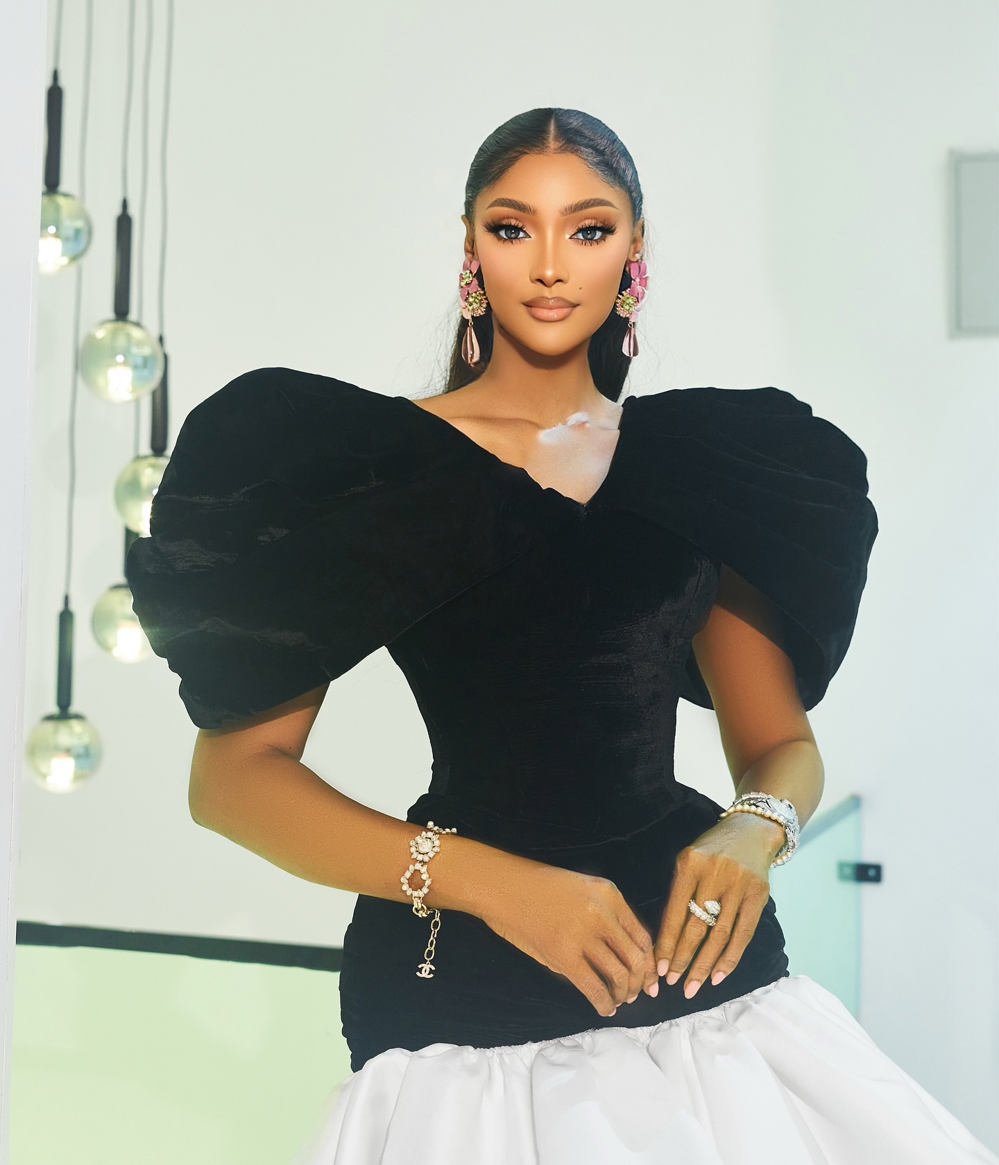 Robes de soirée asymétriques blanches et noires pour femmes, robes longues modestes pour femmes africaines, dos lacé
