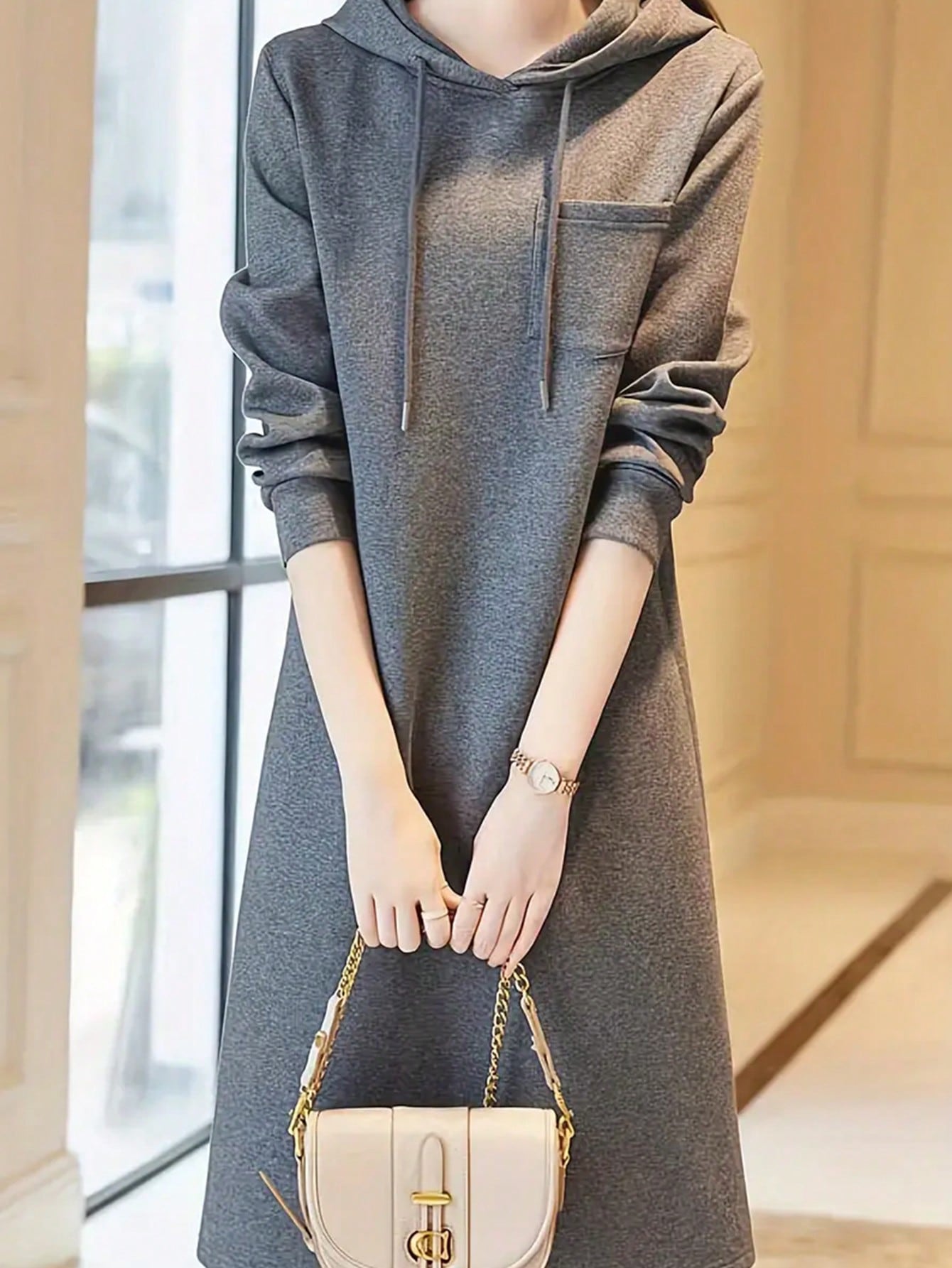 Robe midi en maille à capuche pour femme, automne 2026, manches longues, extensible, ample, décontractée, avec capuche à cordon et poche.
