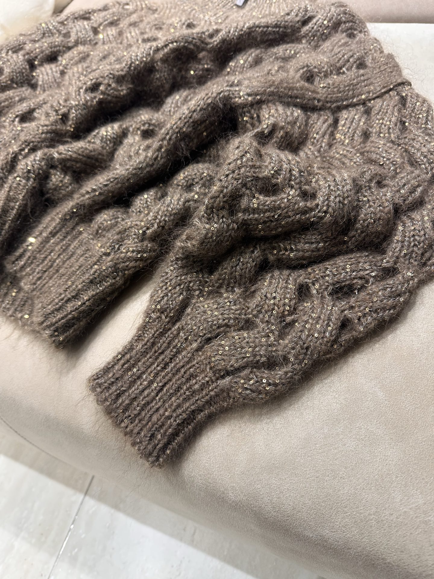 Cardigan en maille de mohair ajouré à fermeture éclair pour femmes, design luxueux à sequins