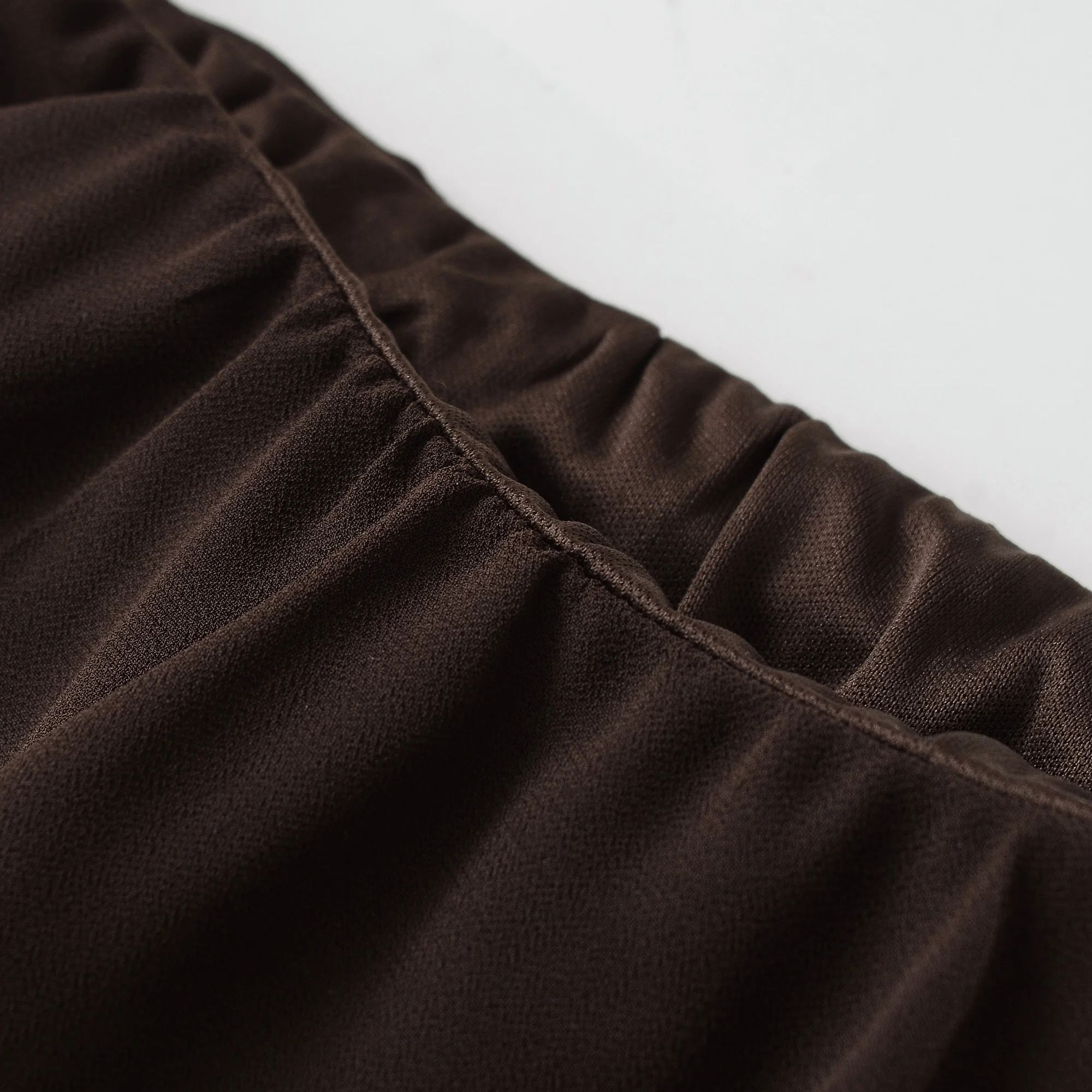 Jupe longue vintage marron à volants, élégante, pour soirée, trajet quotidien, style urbain moderne, mode streetwear, collection Printemps 2026 pour femme