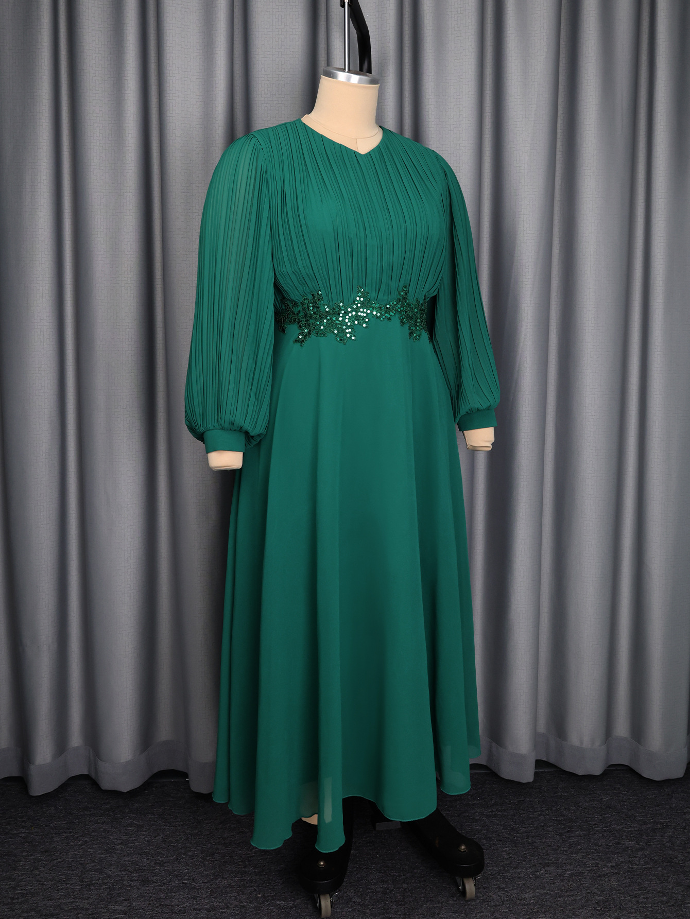 Robe plissée élégante en mousseline pour femme africaine, col en V, manches bouffantes, appliques florales, taille ajustée, pour mariages, fêtes, événements religieux
