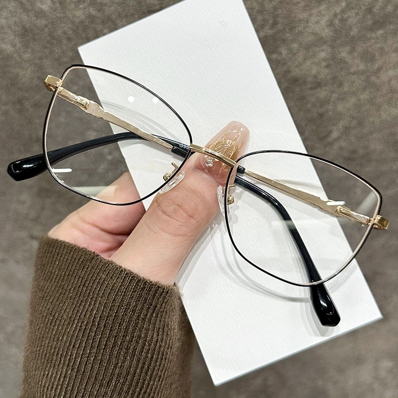 Les nouvelles montures de lunettes carrées en métal pour hommes et femmes sont très rétro et qui peuvent empêcher la lumière bleue.