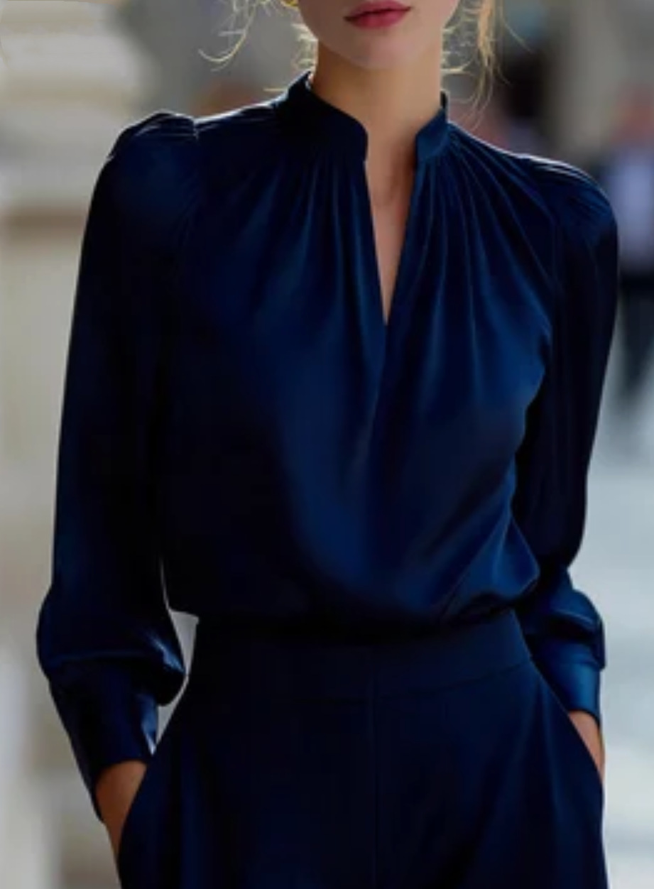 Chemise formelle en satin pour femmes, col mandarin, décolleté en V, détails plissés, manches longues, poignets droits, coupe ample, chemisier de travail.
