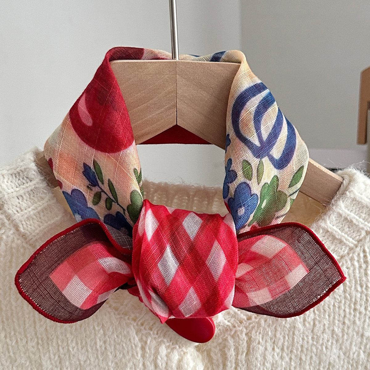 Nouveau style printemps-automne, petit foulard carré en soie à fleurs roses pour femmes, foulard décoratif haut de gamme, petit foulard polyvalent pour le cou, 1 pièce