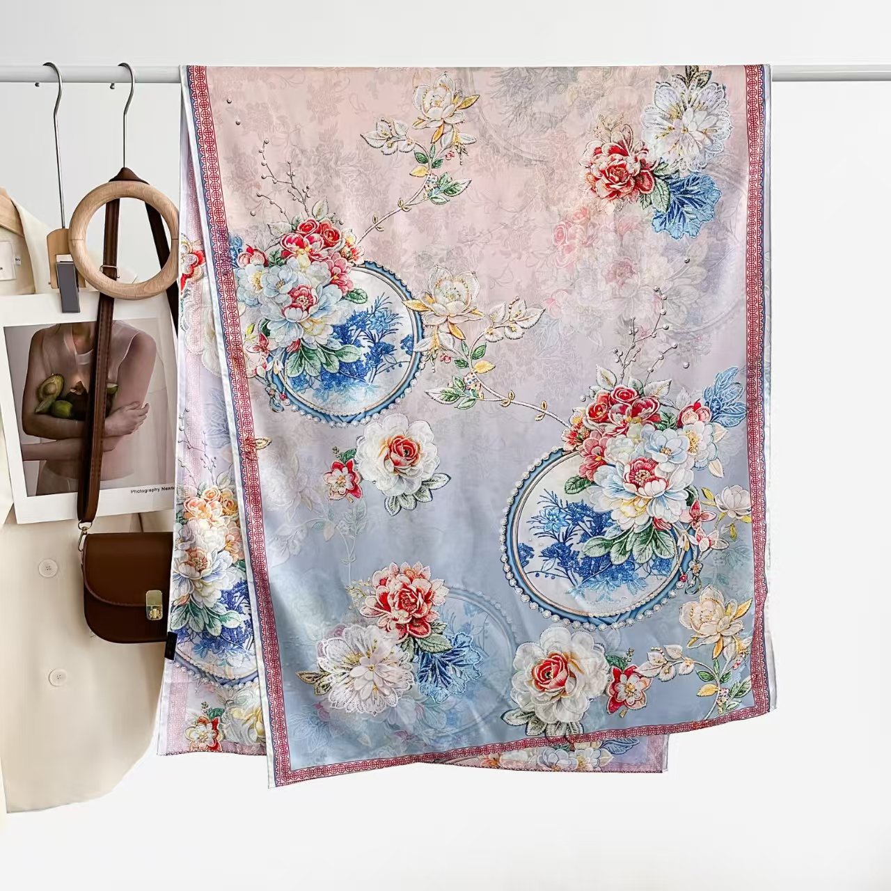 Nouveau design original – Châle pour femme en soie Xiangyun, imprimé double face, longue écharpe rétro style national, pour le printemps et l'automne, à porter sur les épaules