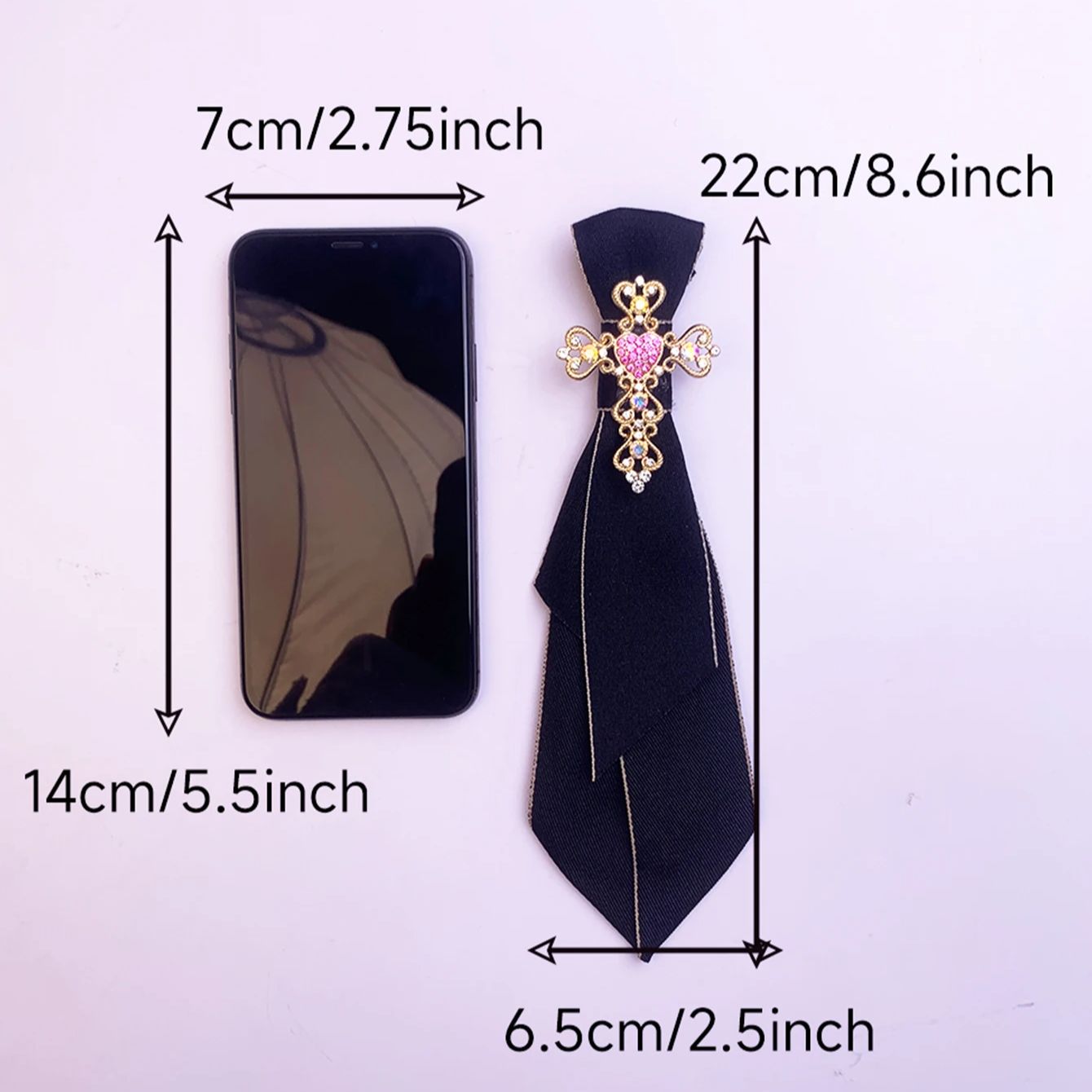 Une cravate nœud papillon pour femme, artisanale, noble et élégante, de style professionnel et universitaire, idéale pour la mode quotidienne, les réunions d'affaires, les spectacles, la présentation de programmes, le cosplay, etc.