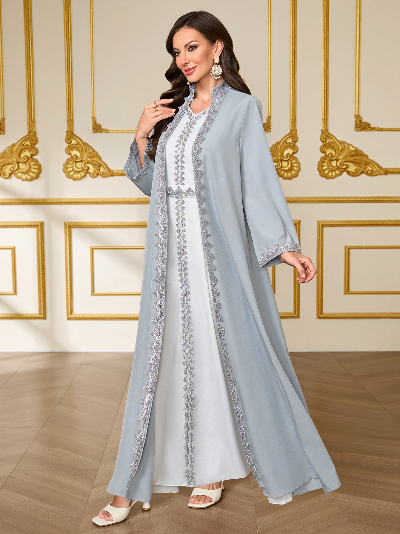 Ensemble de robe de luxe gris-bleu de style français avec broderies en dentelle, Abaya ouverte sur le devant de style moyen-oriental pour mariage / fête / usage quotidien