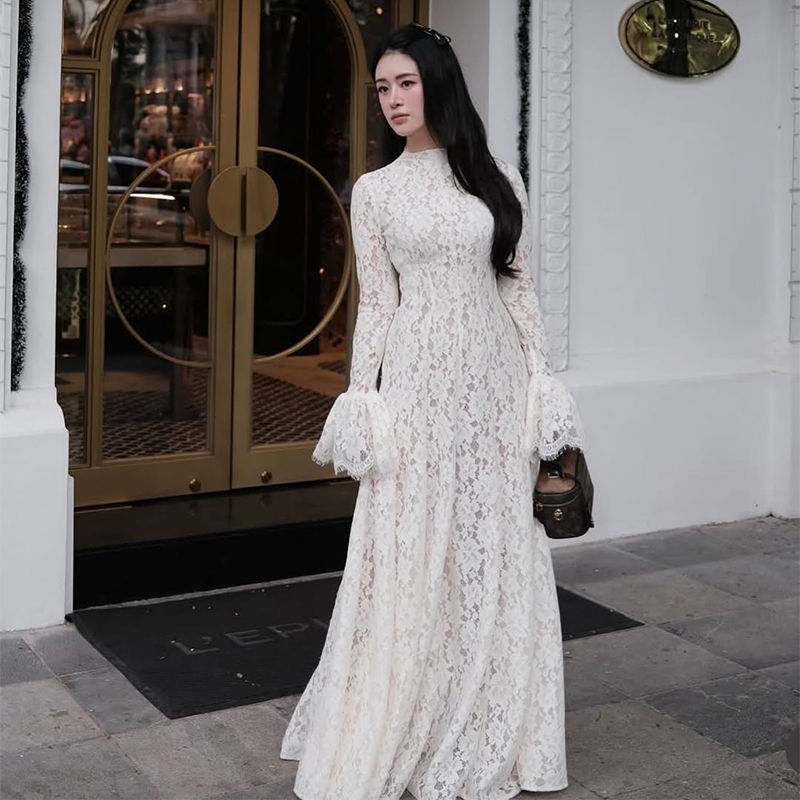 Robe longue élégante en dentelle française, style vintage et tendance, pour femme, idéale pour soirée, mariage, invitées, tenue de soirée formelle ou décontractée.