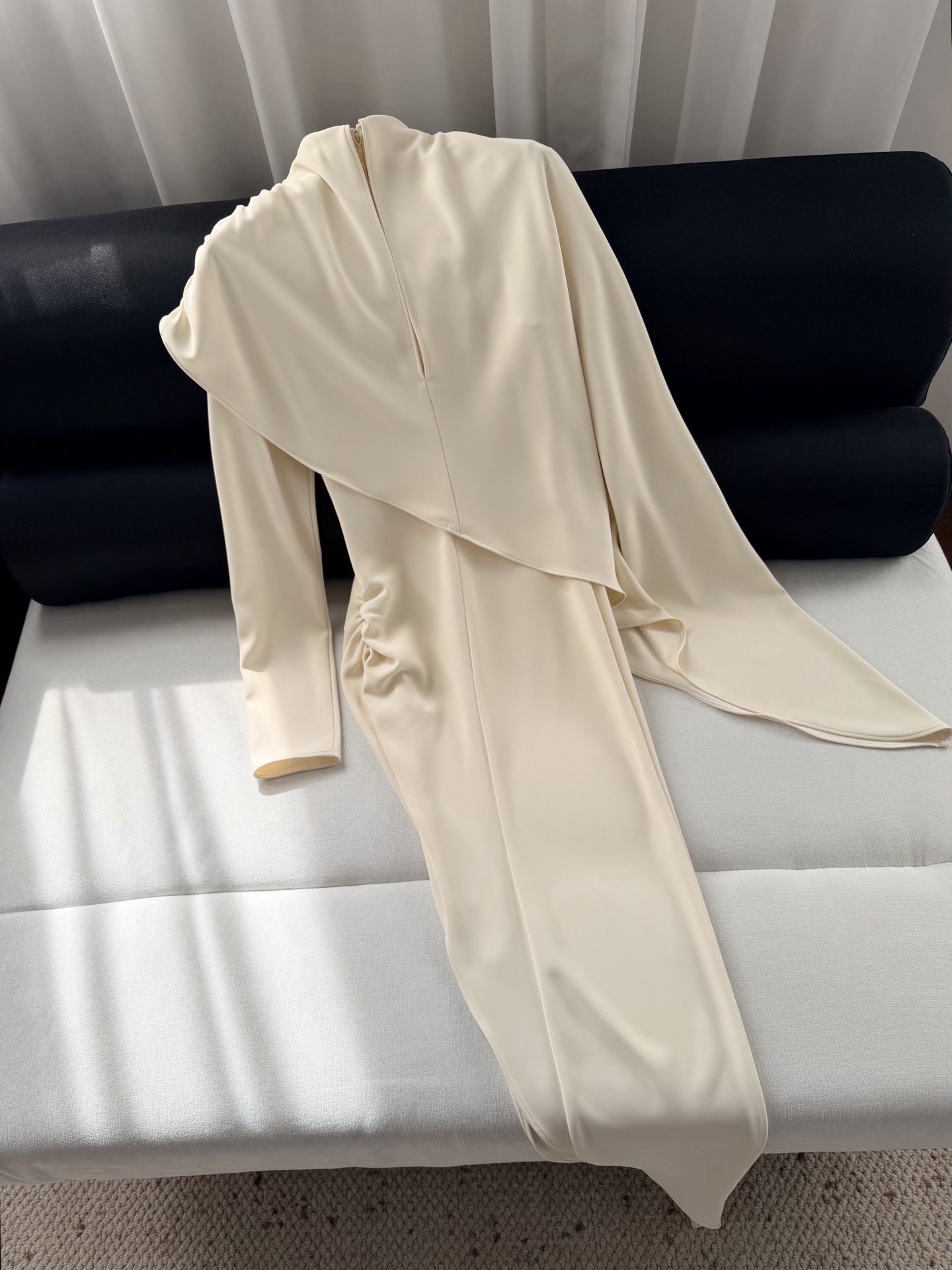 Robe longue asymétrique plissée à col semi-montant et taille cintrée pour femme