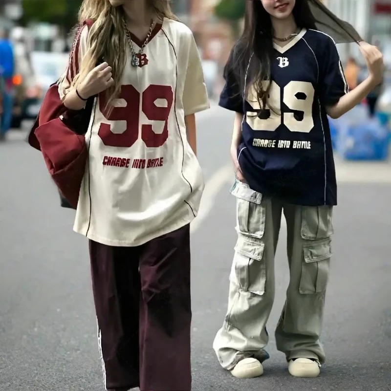 T-shirt Oversize Femme 2026 Col V Ample Vintage Style Football 99 Y2K avec Numéro et Lettres Imprimés – Top Rétro Universitaire Streetwear