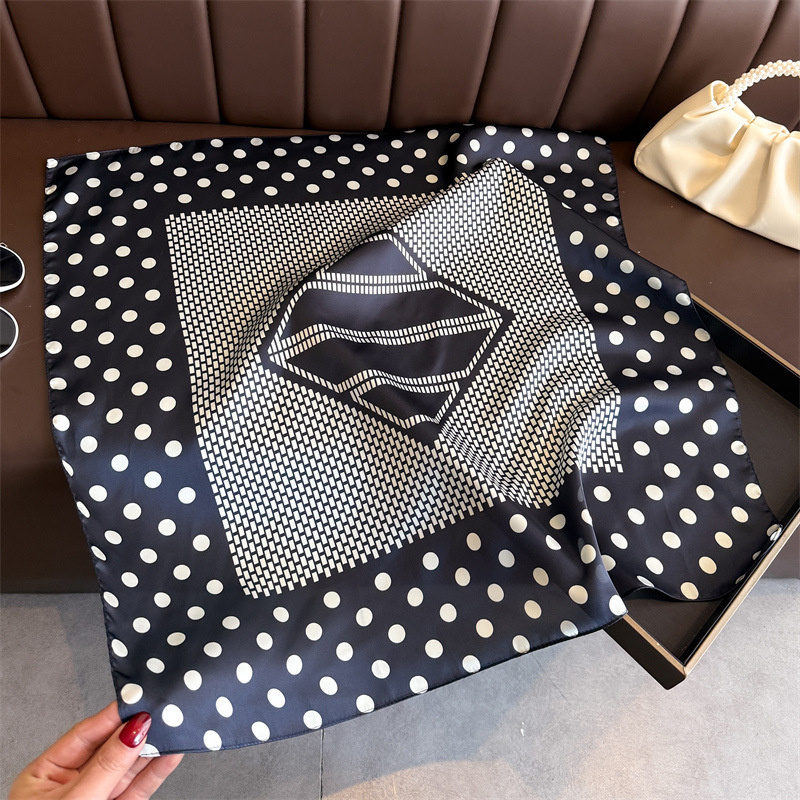 Foulard carré en soie satinée douce à pois pour femme 70x70cm – Écharpe, bandana, châle, ou accessoire pour cheveux