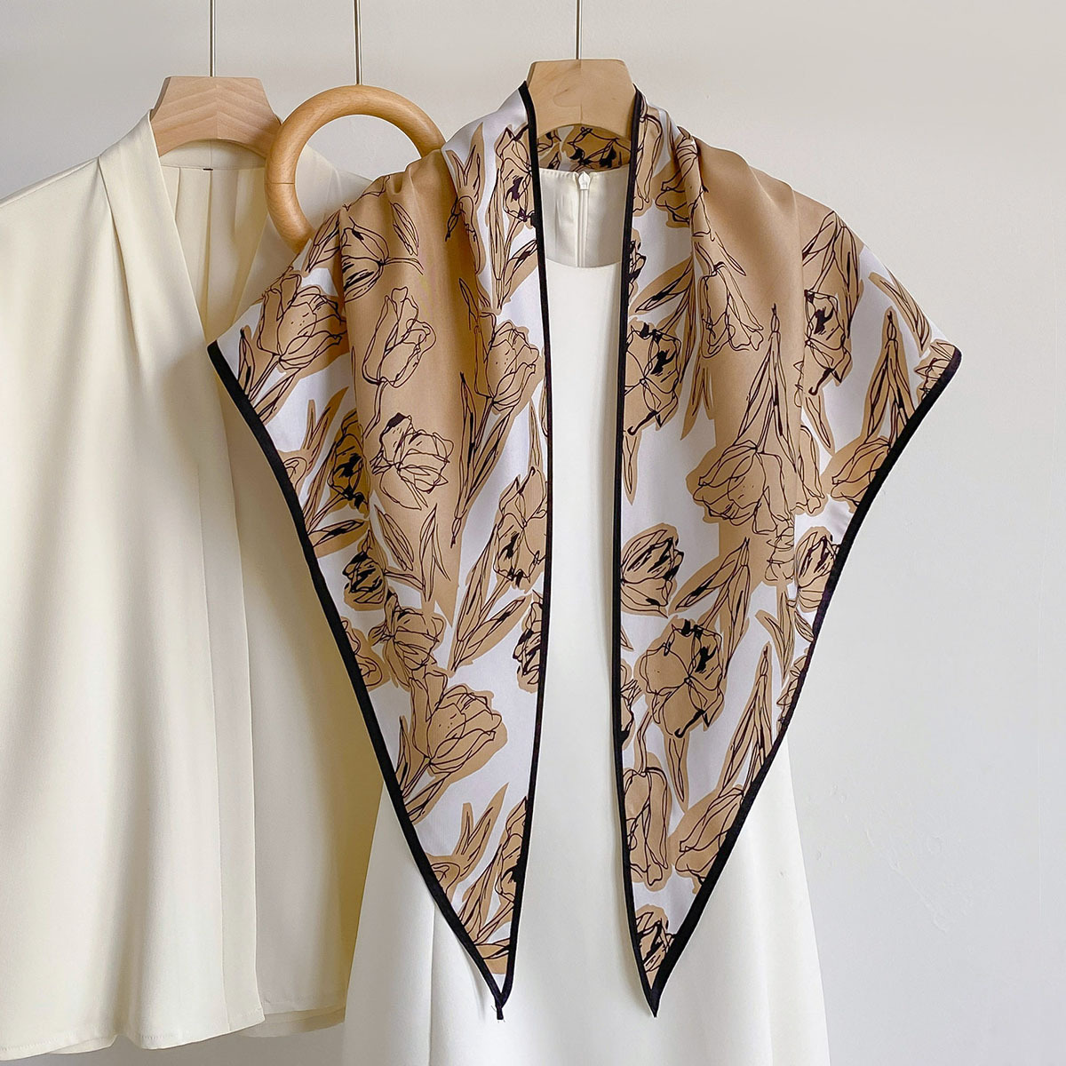 Nouveau foulard triangulaire féminin tendance en satin léger avec imprimé floral délicat, idéal pour le cou ou comme ornement de taille