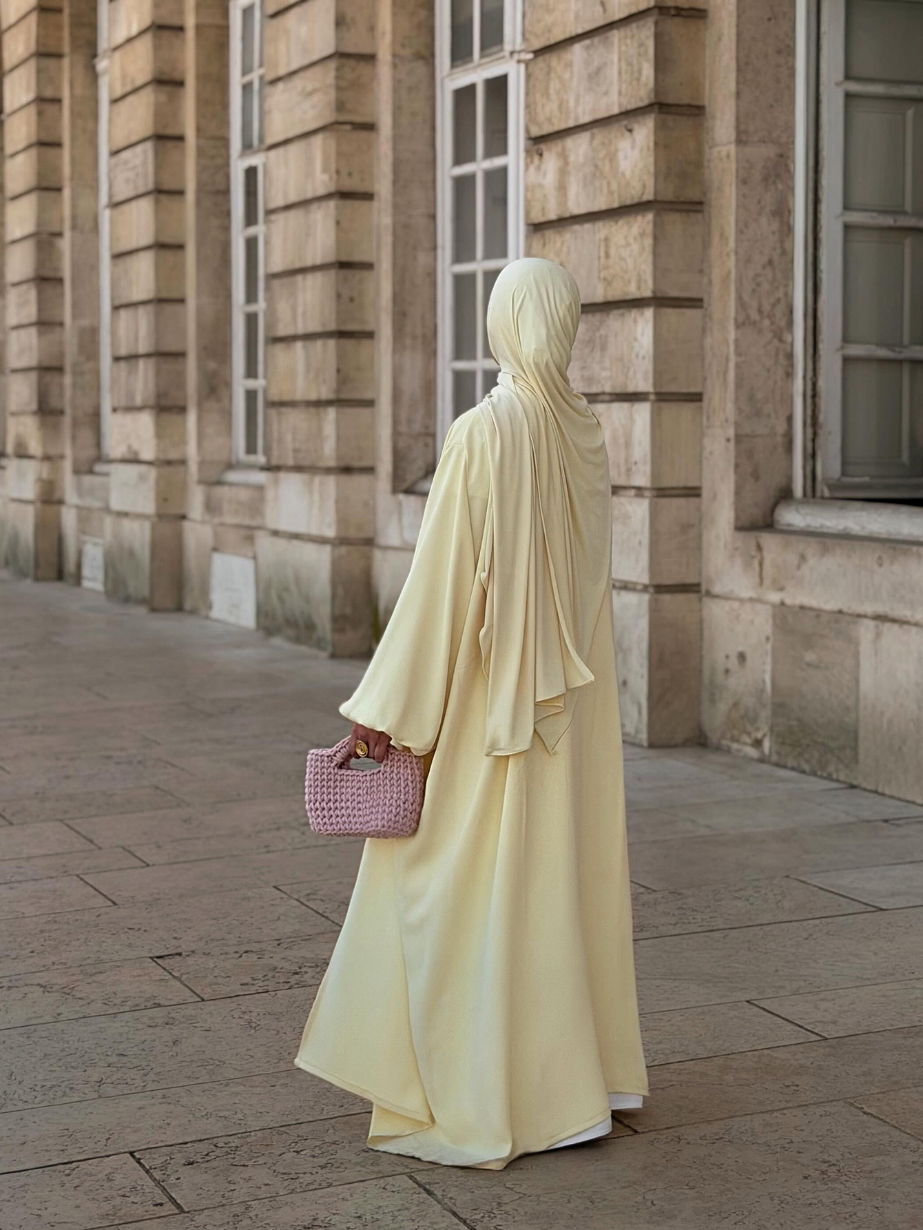 Robe élégante pour femmes du Moyen-Orient avec une douce brillance satinée en jaune Abaya Burqa arabe