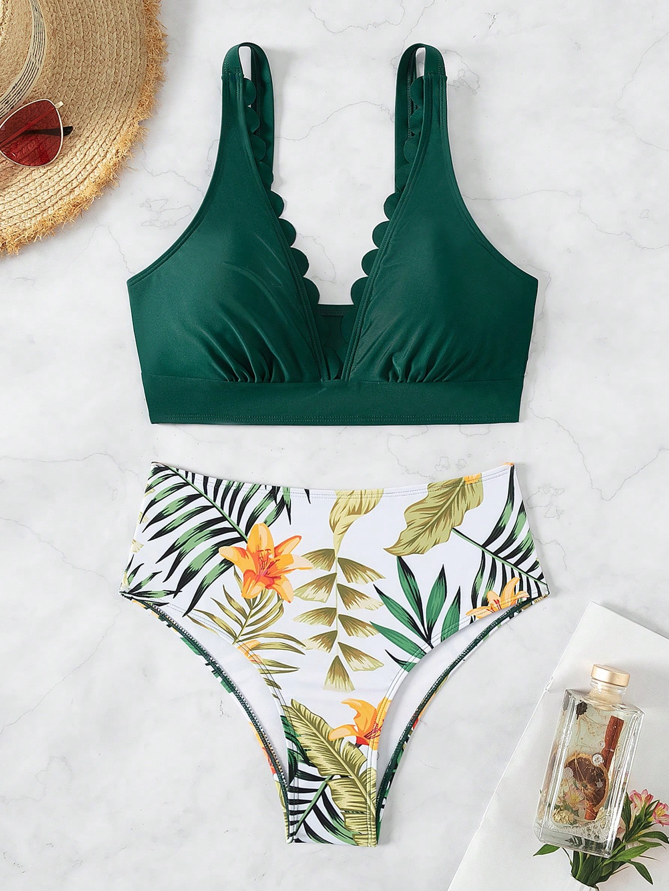Ensemble bikini à bords festonnés pour femmes, haut court à col en V avec bas à taille haute à imprimé tropical, maillot de bain deux pièces pour la plage