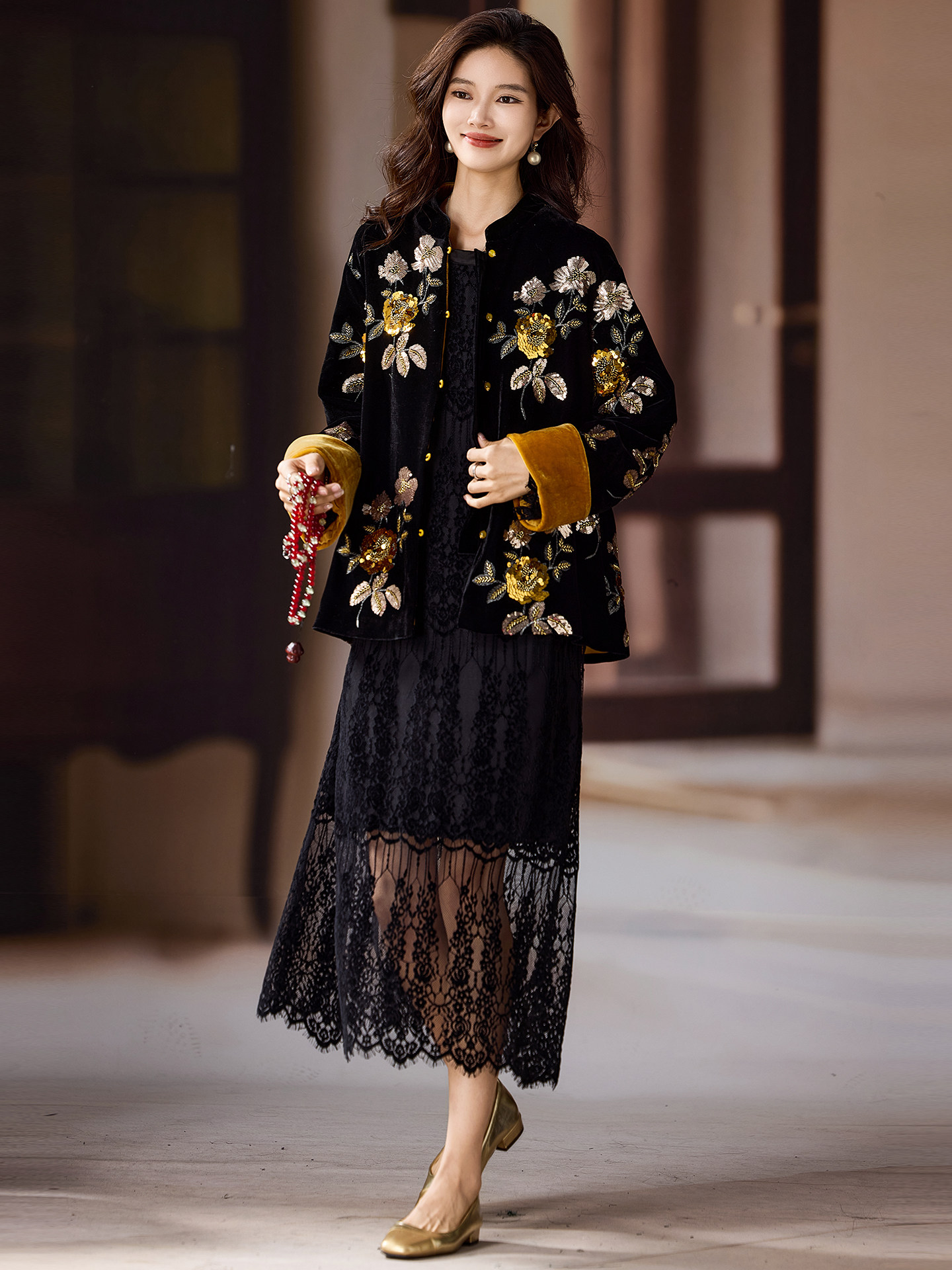 Veste en velours de luxe pour femmes, veste vintage à fleurs brodées et à sequins, élégante, rétro, vêtement d'extérieur tendance, veste statement.