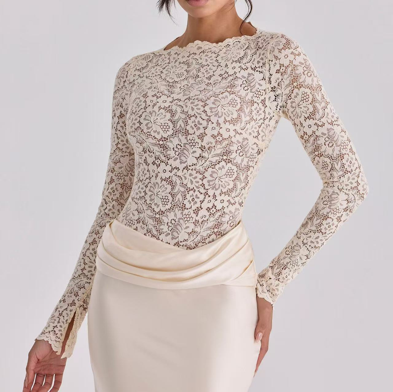 Robe longue élégante en satin avec empiècements en dentelle pour femme, idéale pour les soirées, les bals de promo et les mariages