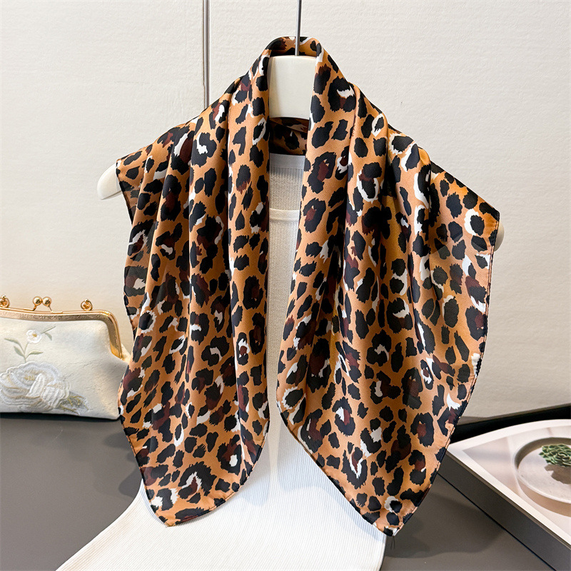 Écharpe en soie à imprimé léopard pour femme, bordure rouge, 70 cm, carré, bandana en satin, châle, foulard de mode, style de créateur de luxe, écharpes pour le cou