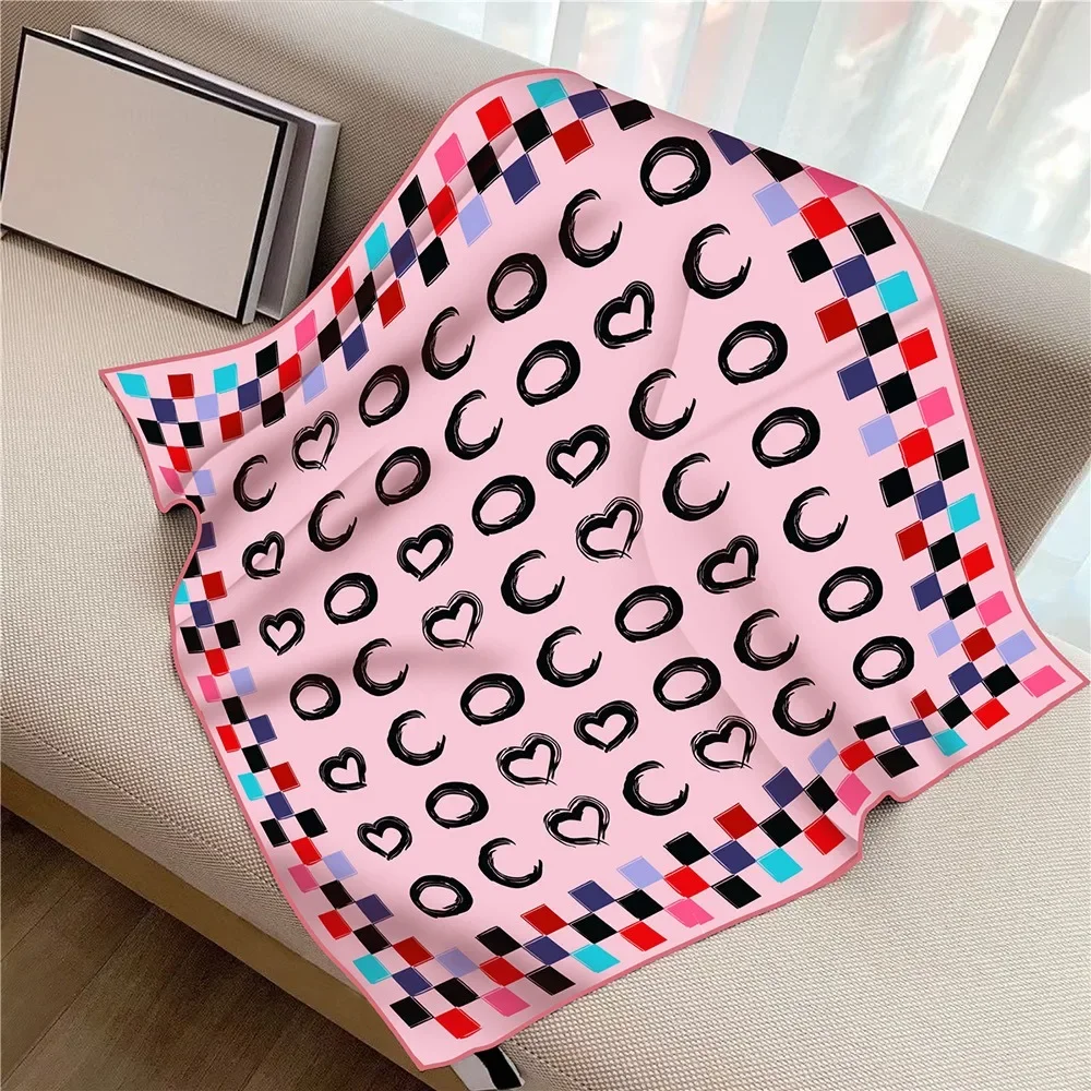 Nouvelle couleur assortie Plaid amour petit C femmes sergé soie crème solaire châle grand foulard carré foulard en gros