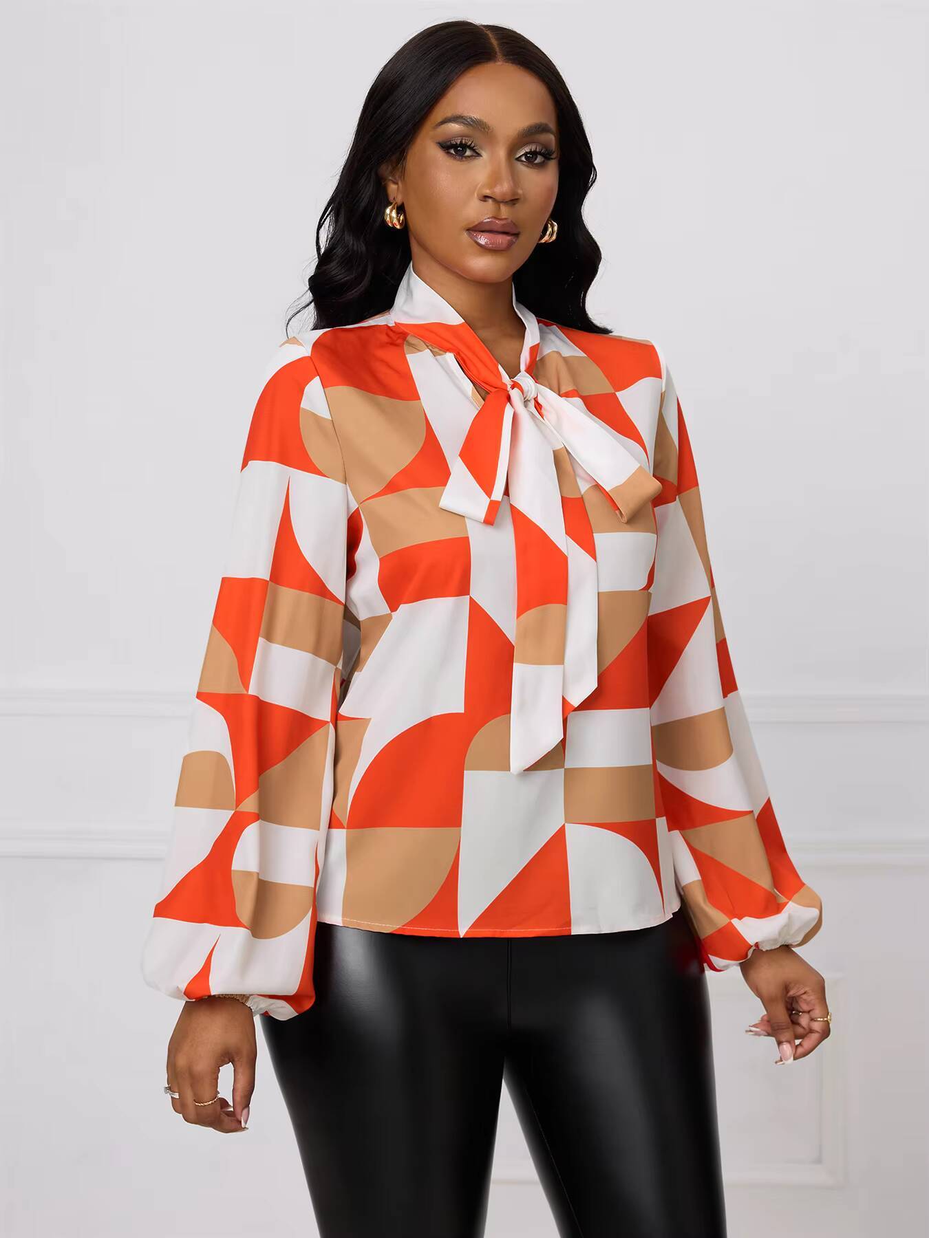 Chemisier Femme Printemps-Été Orange et Blanc à Imprimé Géométrique, Col Noué, Manches Longues, Poignets Froncés – Chic et Élégant pour le Bureau