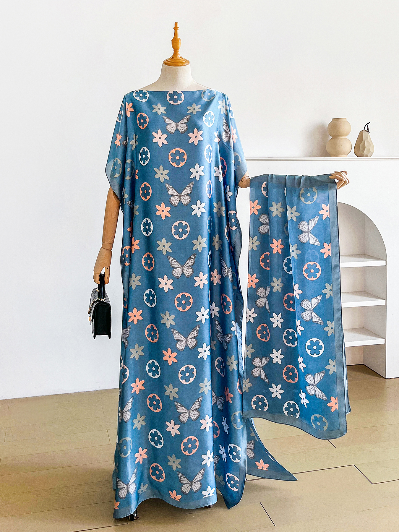 Ensemble abaya et foulard en satin à imprimé floral papillon coloré, kaftan maxi ample à manches chauve-souris pour femmes musulmanes, idéal pour les vacances, la plage et le quotidien