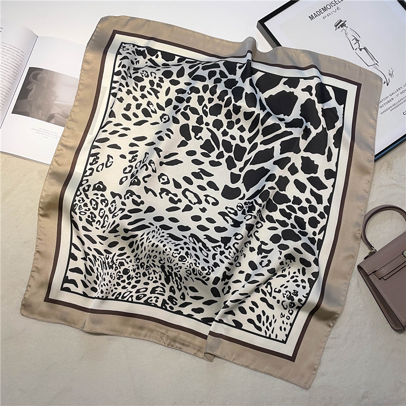 Marque de luxe imprimé léopard femmes Imitation soie écharpe carré femmes cou foulards foulard plage bandeau de cheveux femmes Bandana