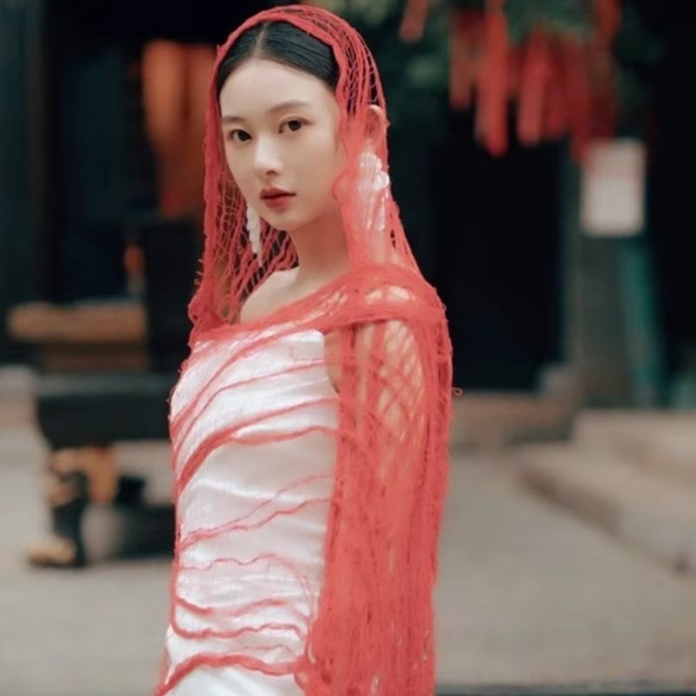 Écharpe légère et tendance en détresse, châle décontracté, couleur unie, trou en maille, photographie, vêtements de rue