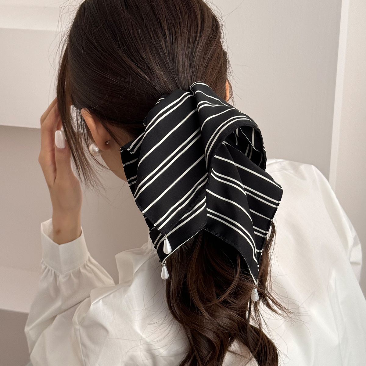 Petite pince à cheveux exquise avec un grand bandeau écharpe, foulard en soie rayé coréen, pince requin, pince à cheveux à moitié au dos, 1 pièce