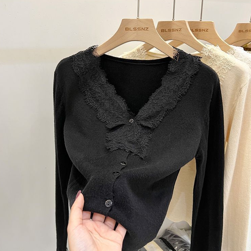 Mode coréenne, hauts en dentelle tricotée sexy beige à col en V pour femmes, automne-hiver 2026, cardigan doux à manches longues et coupe ajustée.