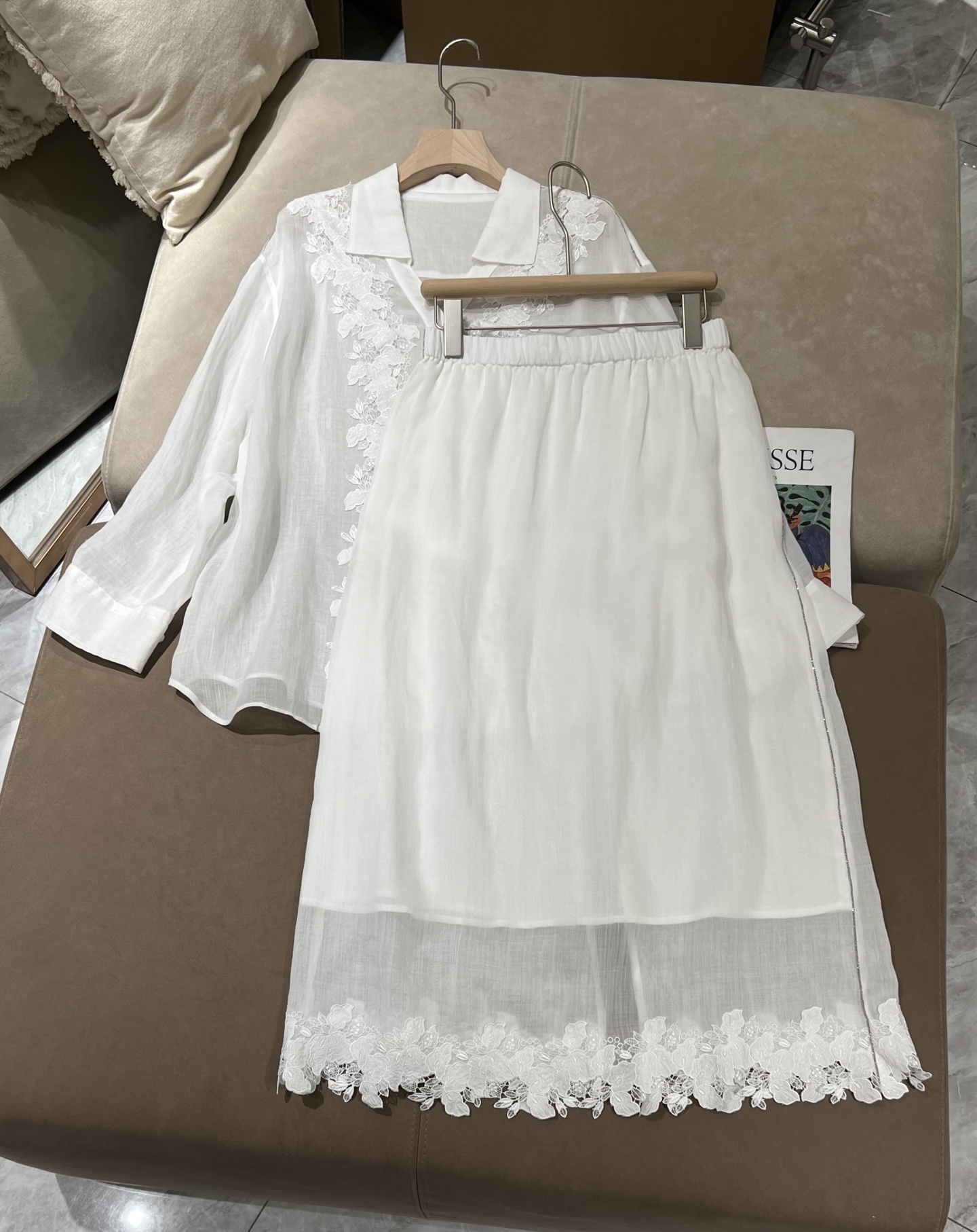 Chemisier léger brodé pour femme associé à une jupe à taille élastique avec ourlet brodé