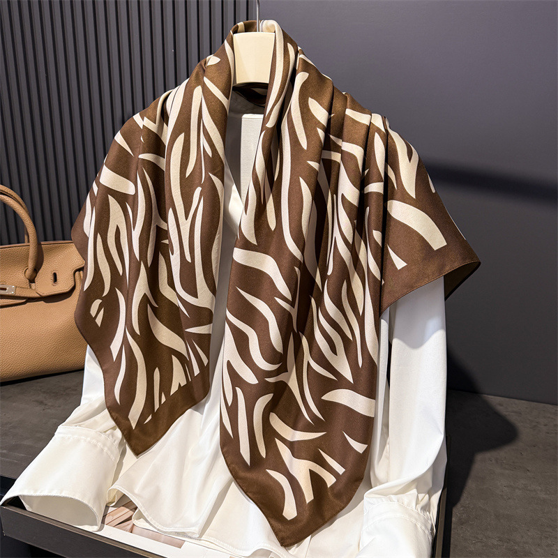 Nouveau foulard carré de luxe rétro à carreaux en fausse soie, imprimé, polyvalent, châle en twill biaisé, écharpe de tête, foulard de cou pour femme