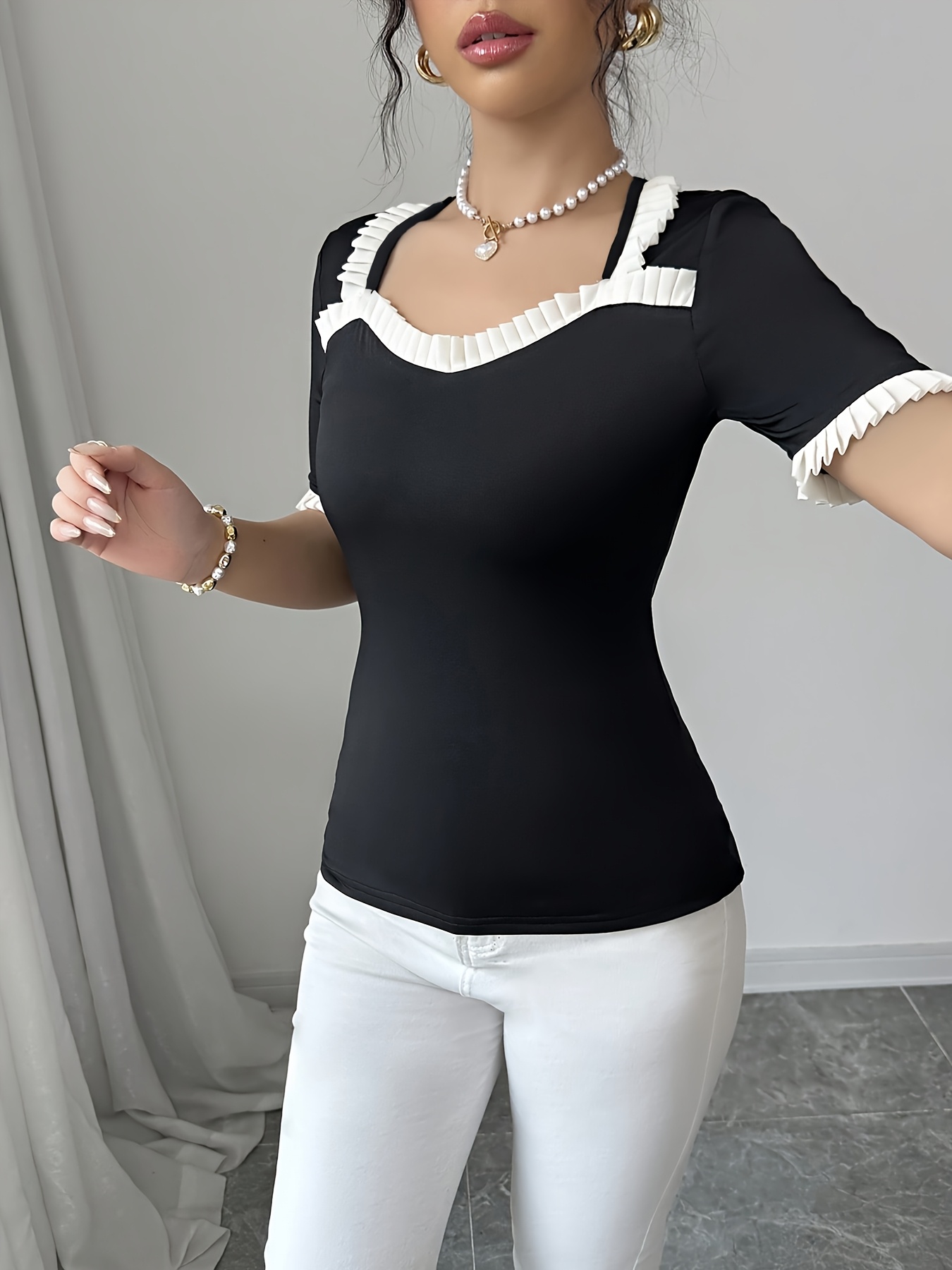 T-shirt d'été pour femmes, coupe sur les épaules, encolure carrée, ourlet en dentelle sur les manches et ourlet, tissu tricoté, design bloc de couleur, fitt