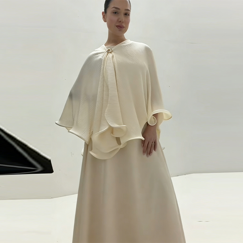 Élégante Abaya plissée crème 2 pièces avec cape, ensemble tendance et modeste, robe longue confortable en satin, tenue de bureau musulmane 2026, nouvelle collection
