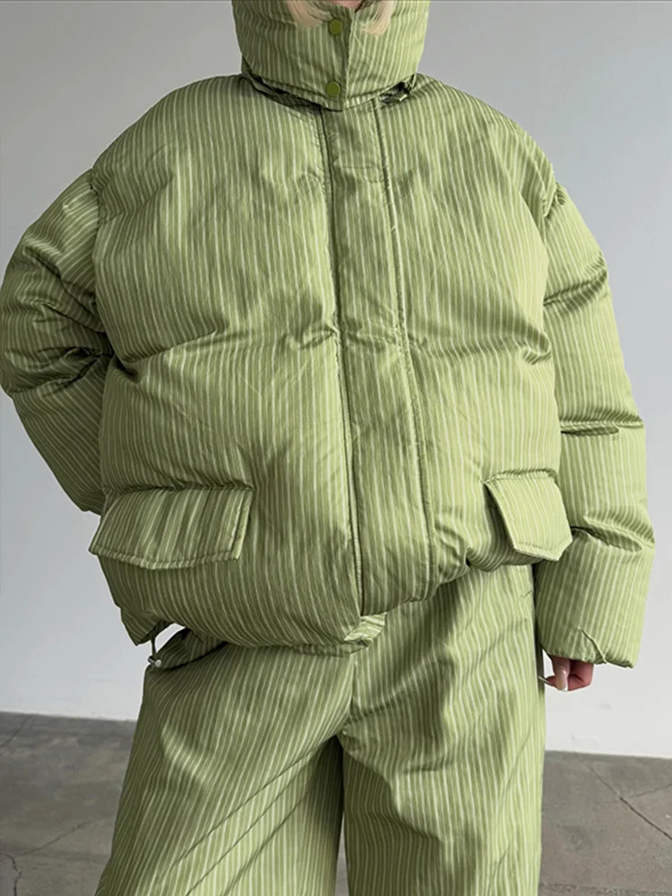 Ensemble décontracté à rayures pour femme avec chapeau, manteau rembourré en coton à manches longues, pantalon droit, ensemble ample pour femme, costume d'automne-hiver 2026.