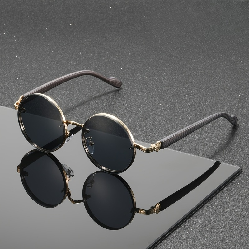 1 paire de lunettes de soleil UV rondes à monture complète, idéales pour l'extérieur et l'usage quotidien. Livré avec un chiffon de nettoyage et des coussinets de nez antidérapants.