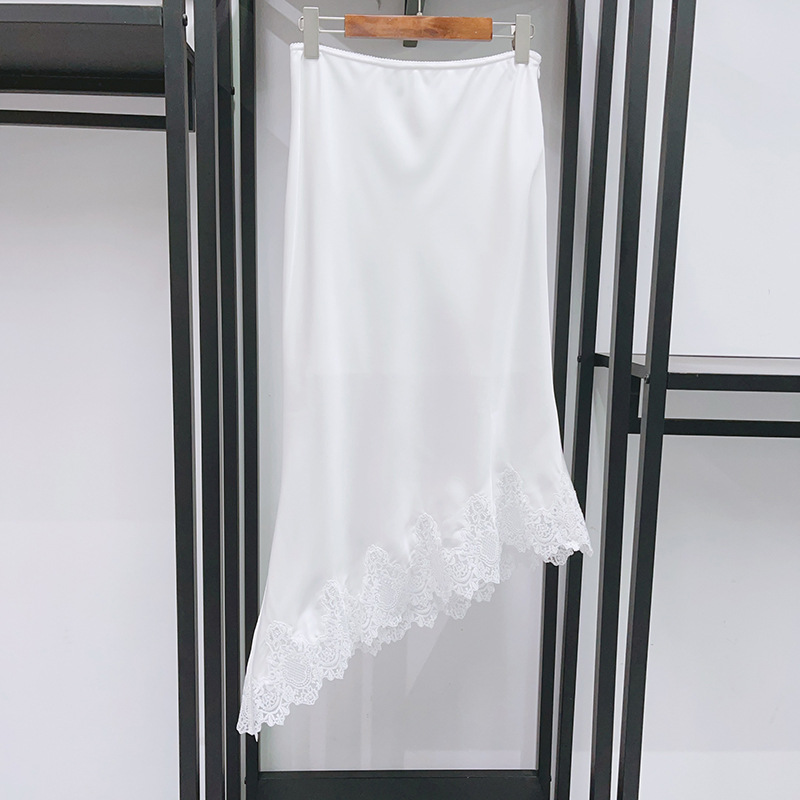 Chemisier élégant pour femme en satin à col semi-montant avec empiècements, fermeture éclair au dos et manches courtes en dentelle, Nouveauté 2026