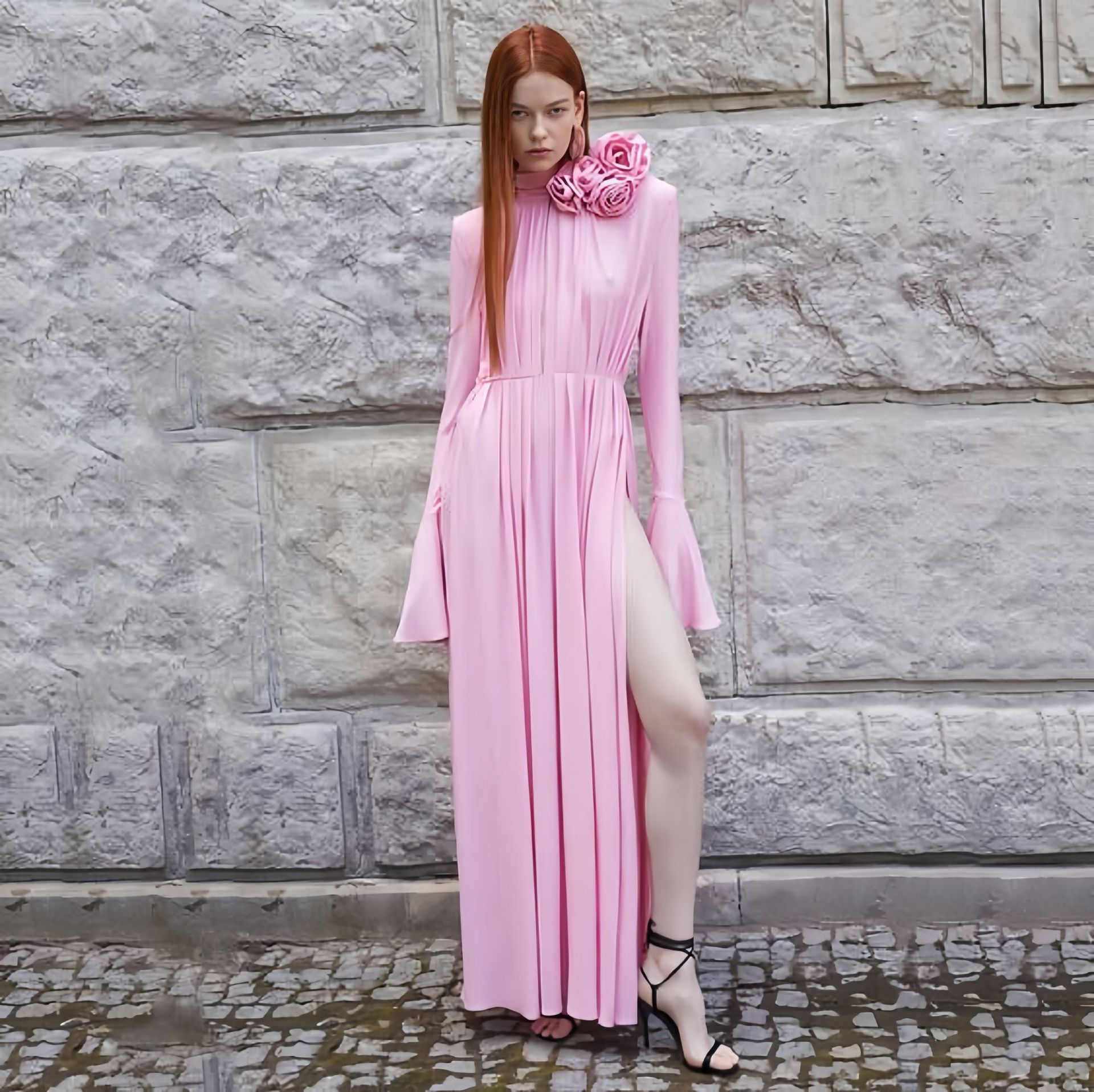 Robe longue rétro haut de gamme pour femme, avec décolleté en V profond ajouré, plissée et ornée de fleurs en relief.