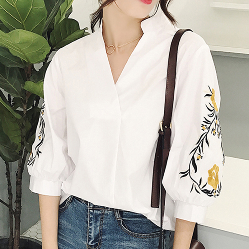 Blouses et chemises blanches décontractées à rayures et broderies florales pour femmes, hauts amples à manches trois quarts, col en V tendance
