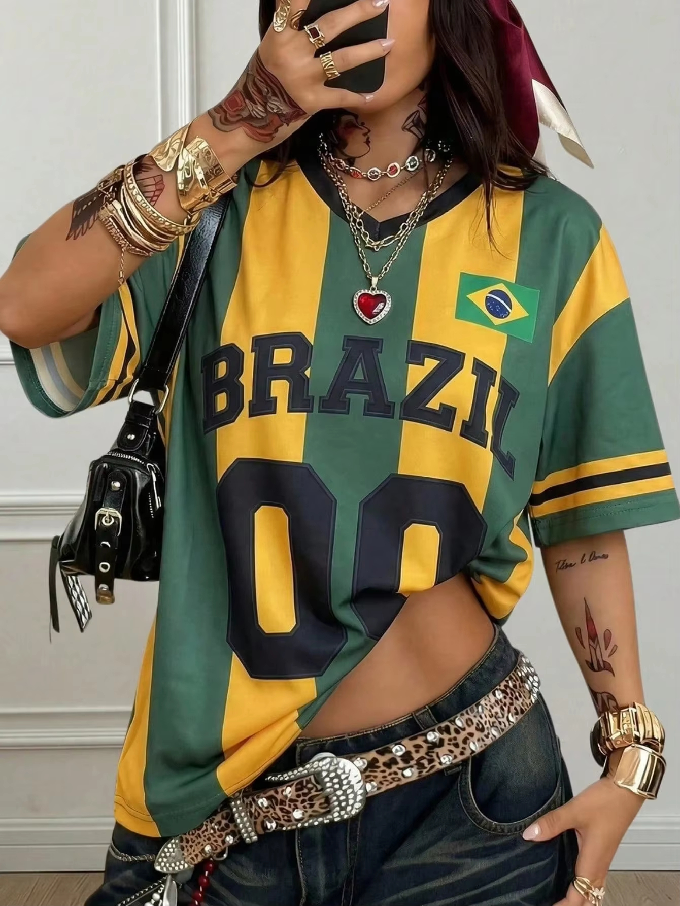 T-shirt ample à col en V imprimé rayé vert et jaune style Y2K Brésilien, streetwear sportif et élégant pour femme
