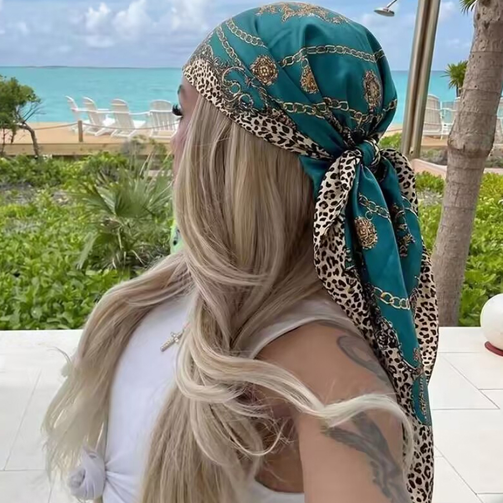 Foulard carré bohème vintage à imprimé léopard pour femme, idéal pour le quotidien, les vacances à la plage et la rentrée scolaire