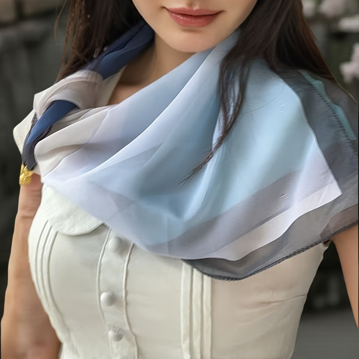 Écharpe fine élégante |   Fermeture magnétique |   100% polyester |   Tissu effet mousseline |   Résistant au vent |   Design imprimé |   Vêtements pour femmes printemps-été