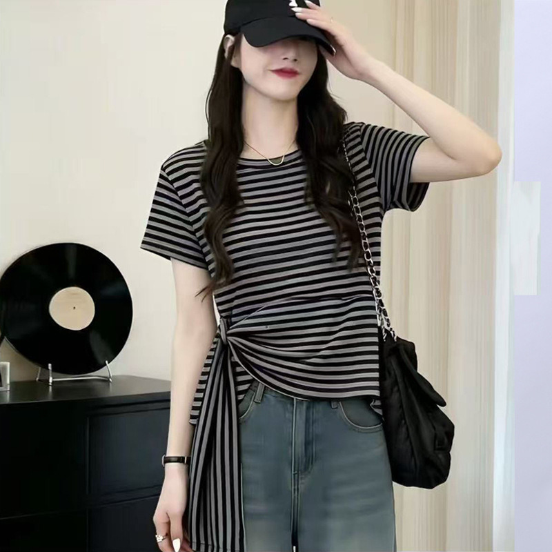 T-shirt décontracté à manches courtes pour femme, col rond, froncé, noué, ourlet asymétrique, coupe ajustée, streetwear d'été, tee-shirt basique, haut pour usage quotidien