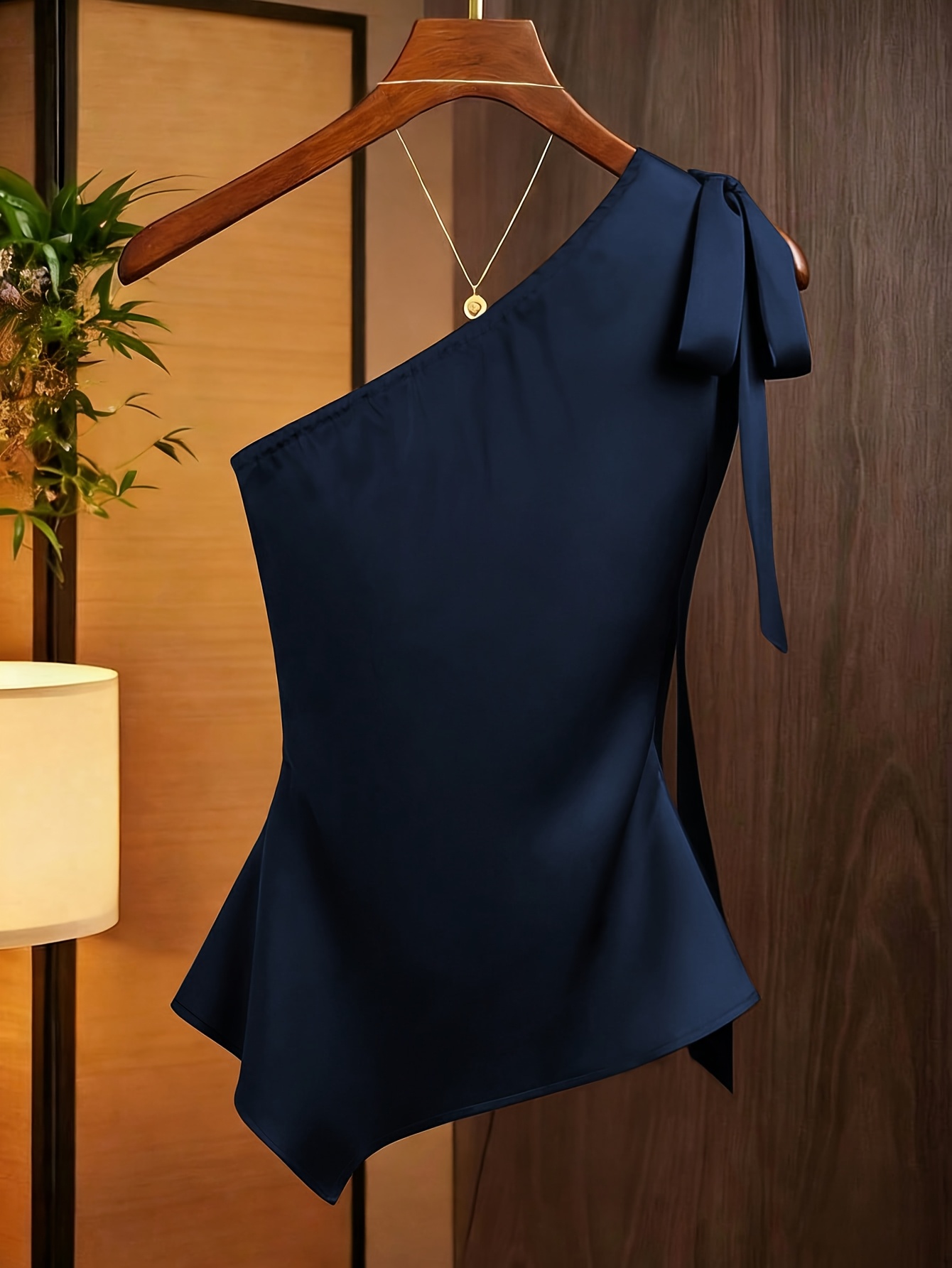 Haut en satin pour femme à épaules dénudées avec détail nœud et taille froncée