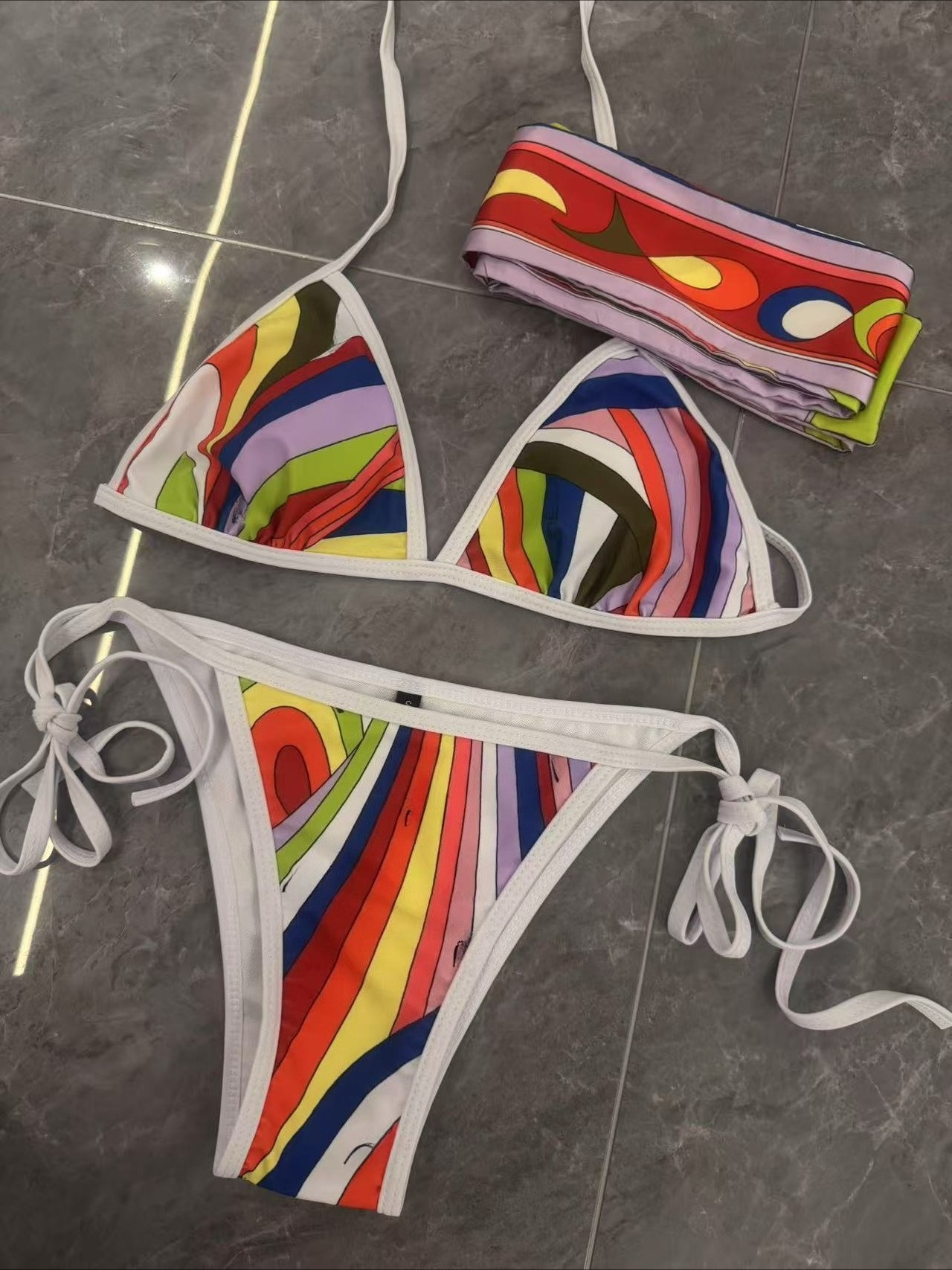 Nouveau Maillot de Bain Femme 2026 au Design Classique avec Bandeau-Foulard et Logo Signature Lettres – Tenue de Plage