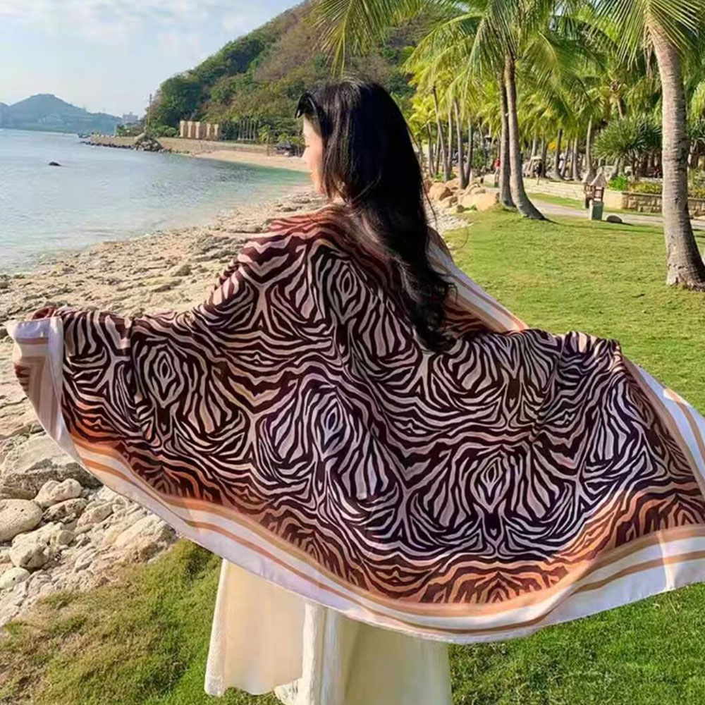 Écharpe en soie à imprimé léopard et motif floral ethnique pour femmes, protection solaire estivale, 180 cm, à associer avec un châle ou une cape de plage.