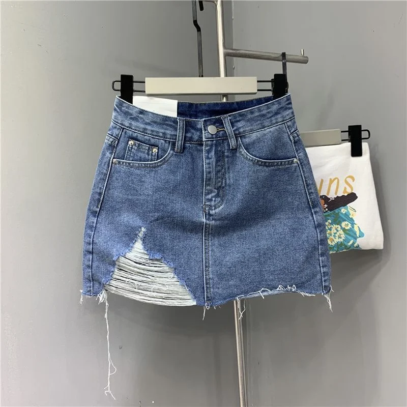 Jupes demi-corps en Denim irrégulier lavé et portées. Nouvelle mode d'été et jupe courte en Denim taille haute individuelle pour femmes